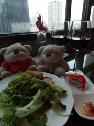 2bearbear enjoying cocktail hours at Swissotel Merchant Court