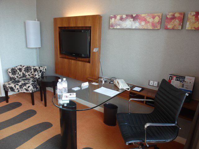 Inside Swissotel Merchant Court Executive Room