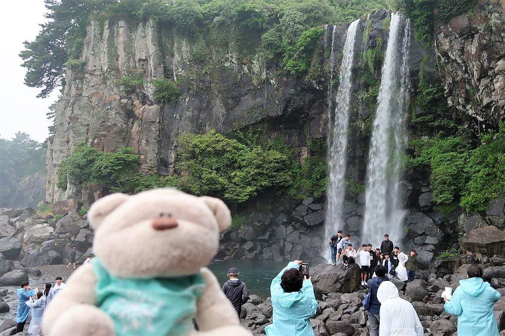 2bearbear @ Jeongbang Falls