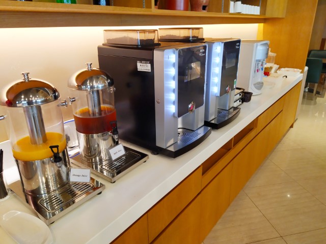 Coffee and Tea machine at Ambassador Transit Lounge T2 Changi