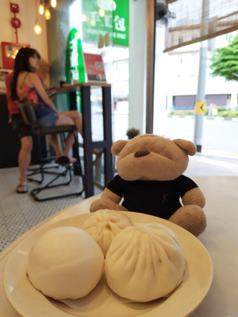 Chin Sin Huan Specialty Paus: Big Pork Pau (猪肉包 - $1.50), Char Siew Pau (叉烧包 - $0.80) and Yuan Yang Pau (鸳鸯包 - $1.30)