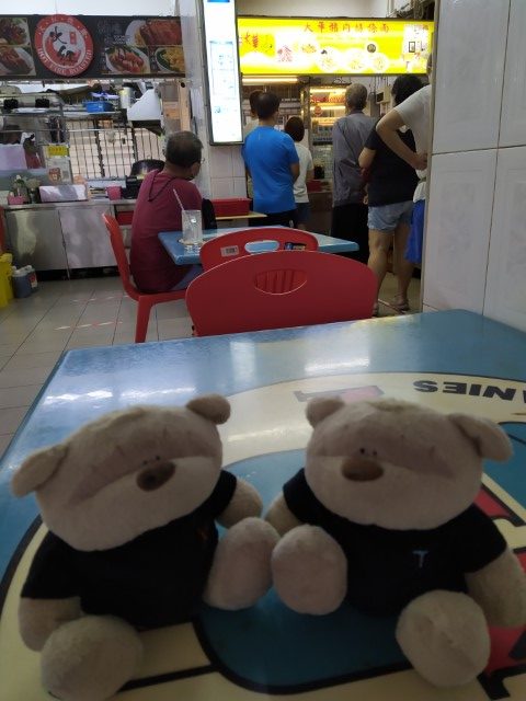 2bearbear while waiting for Hill Street Tai Hwa Pork Noodles