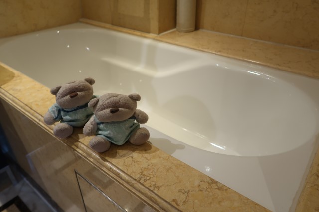 HUGE bath tub in family suite of Mandarin Orchard Singapore