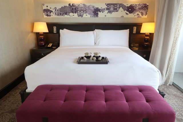 Fairmont Singapore Suite: King-sized bed which 2bearbear enjoyed