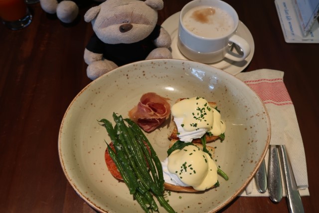 Fairmont Singapore breakfast at Prego: Eggs Benedict