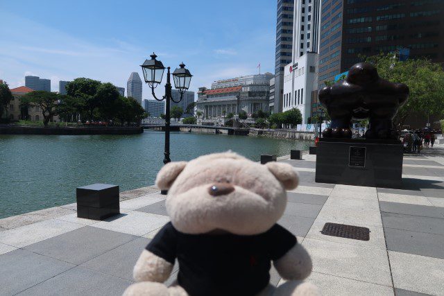 2bearbear at Fat Pigeon Statue next to UOB Plaza