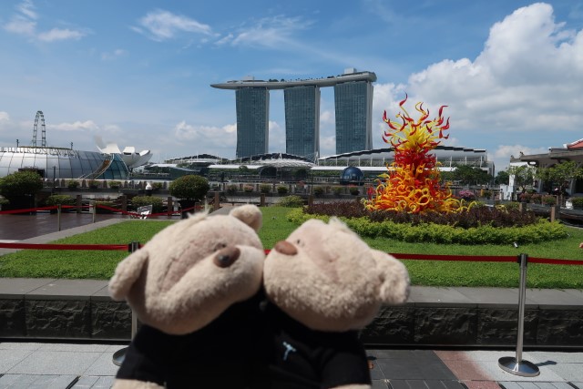 2bearbear with Marina Bay Sands in the background and Chihuly sculpture next to Fullterton Bay Hotel