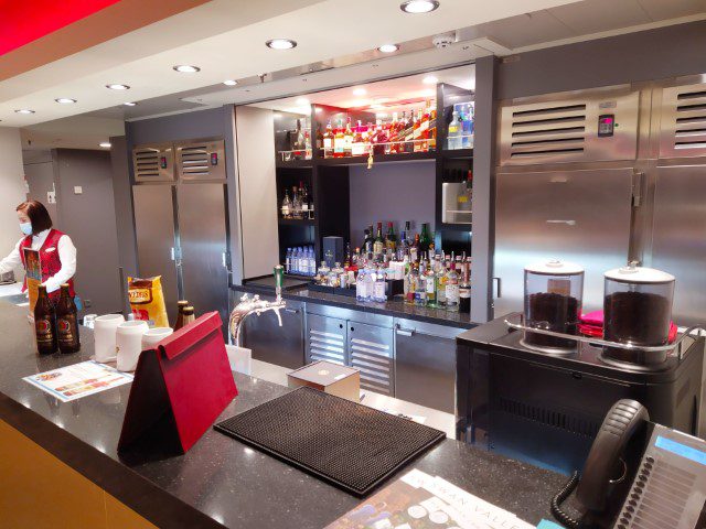 Full service bar at the Lido - Buffet venue on World Dream to use Classic Drinks Package