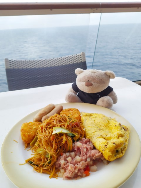 Quantum of the Seas Breakfast at Windjammer Royal Caribbean Cruise to Nowhere (Corned beef hash, omelette, bee hoon, sausages and hash brown)