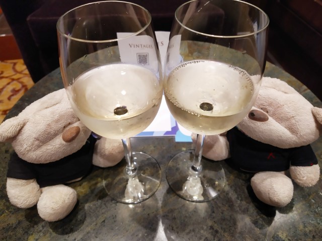 2bearbear doing white wine tasting at Vintage Wine Bar