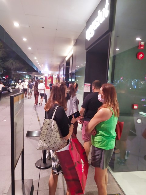 Rather short queue at Eggslut Scotts Square Singapore - Waited for less than 10 minutes before we entered