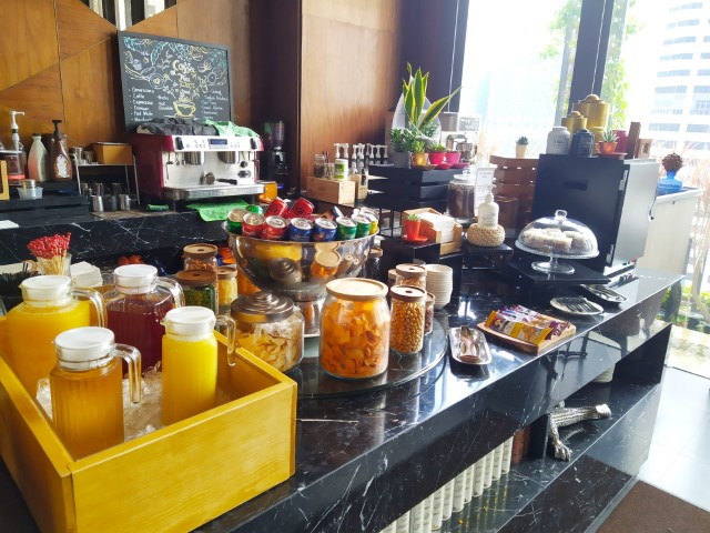 Drinks and snacks at Club Lounge Oasia Hotel Downtown
