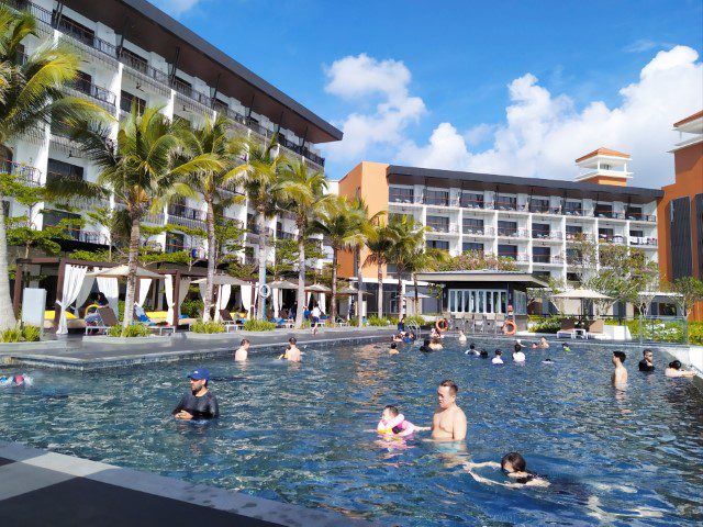 Crowded swimming pool at Westin Desaru at 9am in the morning