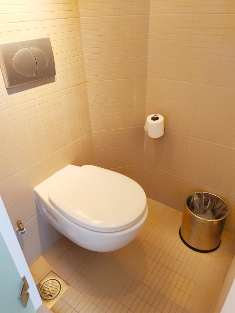 Studio M Hotel Review toilet of Premier Loft Room