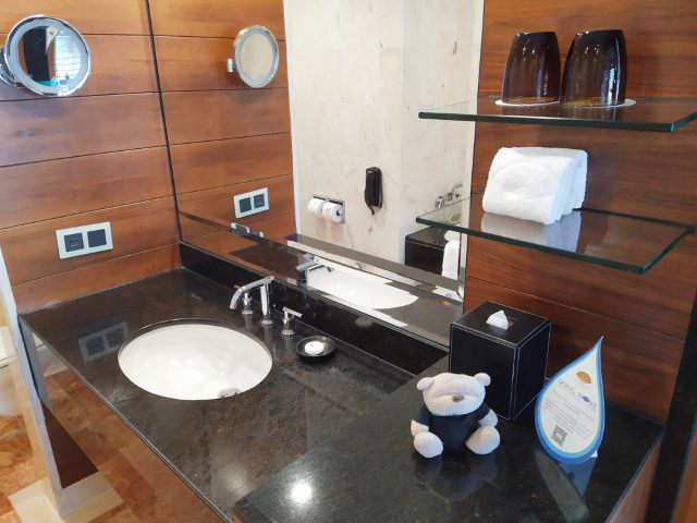 Mandarin Oriental Singapore Marina Bay View King Room Toilet