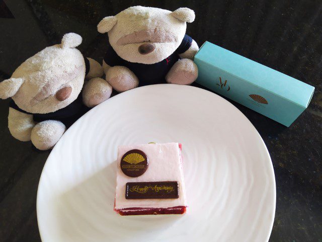 Mandarin Oriental Singapore Fans of M.O. celebratory treat - Red velvet cake