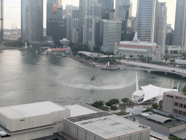 Chinook arriving with divers at the Marina Bay - seen from Mandarin Oriental Singapore