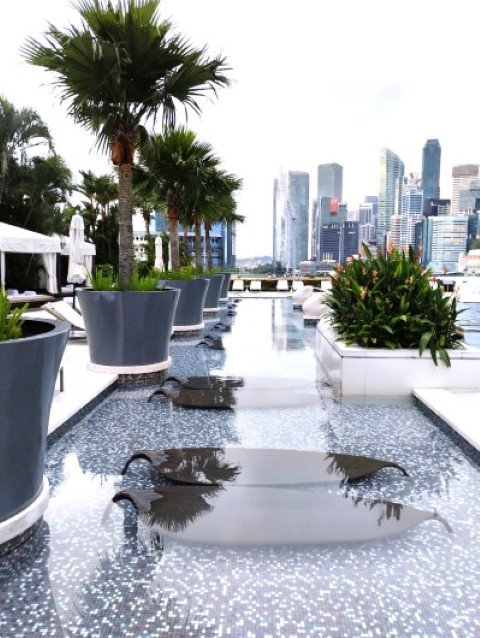 Shallow pool of Mandarin Oriental Singapore Swimming Pool