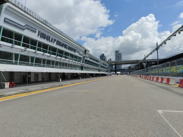 Cycling towards F1 pit from Mandarin Oriental Singapore