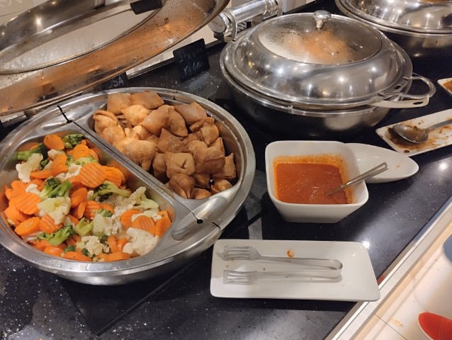 SATS Premier Lounge Changi Airport T1 Review: Vegetables and Samosas