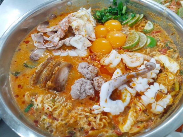 Tom Yum with MAMA Noodles at Jeh O Chula Bangkok Review
