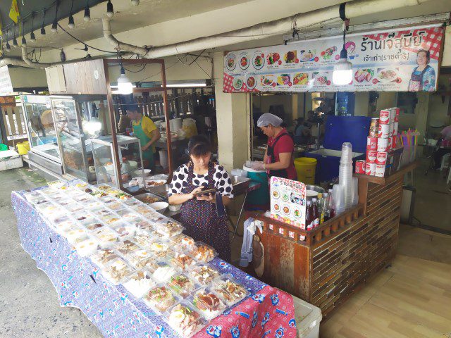 Daorueang - a local dining place at Pratunam Pier, right next to the Chaloem Lok Bridge