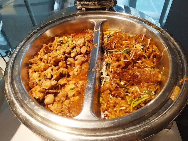 Miracle Lounge Bangkok Airport Review - Stir Fried Noodles and Braised Chicken