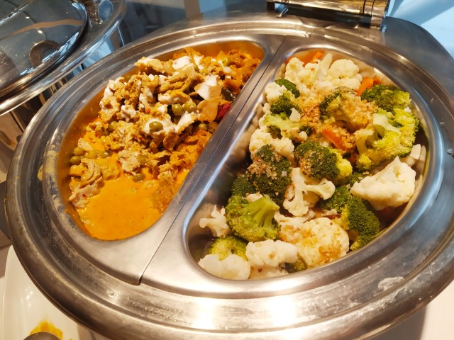 Miracle Lounge Bangkok Airport Review - Curry Chicken and Boiled Vegetables