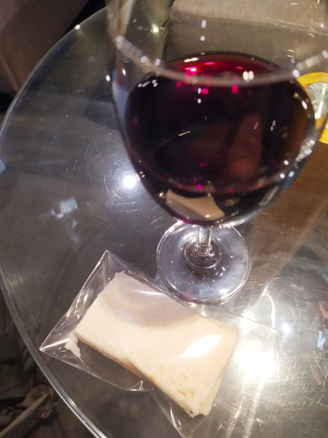 Miracle Lounge Bangkok Airport Review Cheese and Red Wine