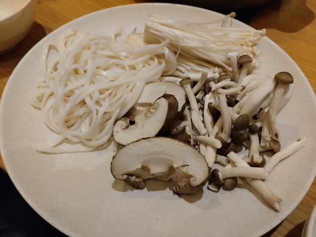 Shabu Sai Buffet Review - Noodles and mushrooms