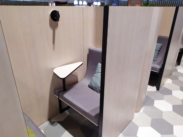 Individual seats with cushion and privacy at Blossom Lounge T4