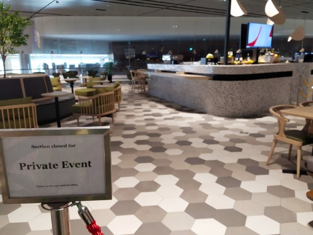 Additional seats with bar at Blossom Lounge T4 Changi Airport Singapore