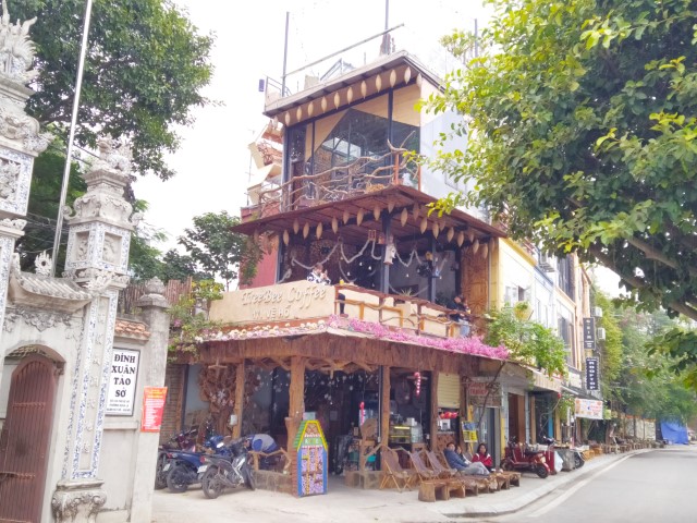 Entrance of Tree Bee Coffee Hanoi Review