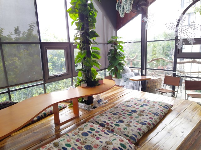 Tatami seats at level 3 of Tree House Cafe Hanoi