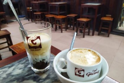 Cafe Giang cold and hot egg coffee