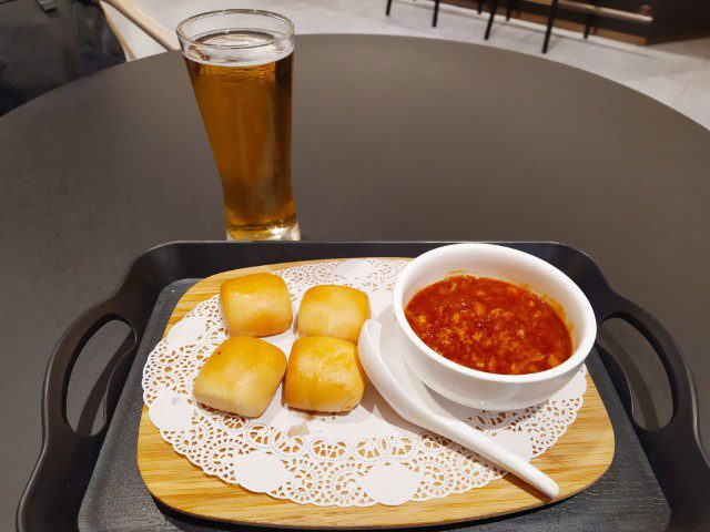 Changi Lounge Hot Meal - Chilli Crab with Man Tou