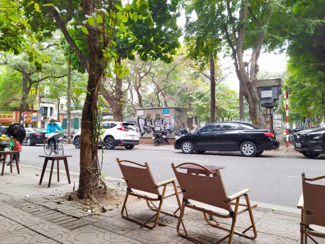 Cafe 4h Hanoi - coffee and people watching by the streets in Vietnam