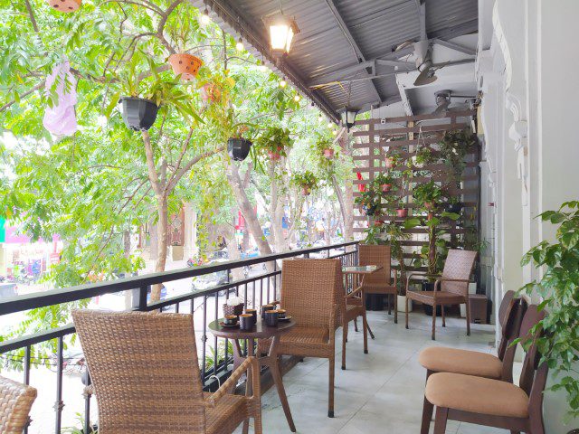 Level 2 seats facing the streets of Cafe 4H (4h Ca Phe) Hanoi