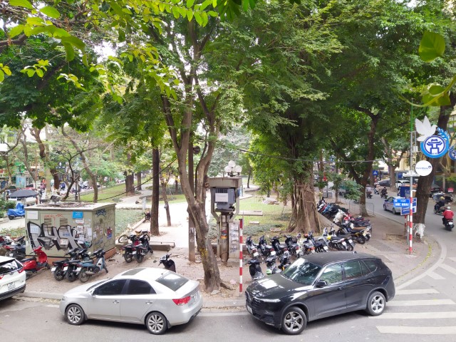 Vườn Hoa Vạn Xuân park opposite Cafe 4h Hanoi