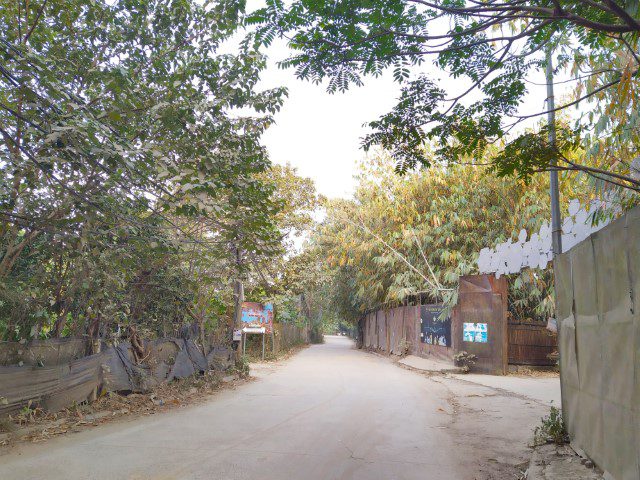 Walking to Vuon Hoa Phuong Linh - Hanoi Botanical Garden