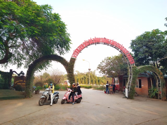 Entrance of Vuon Hoa Phuong Linh , Hanoi Botanical Garden next to Red River Review