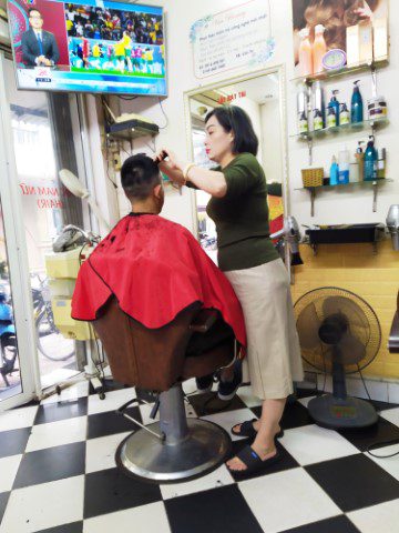 18 Hanoi Travel Experiences NOT TO BE MISSED - #1: A Hanoi Haircut