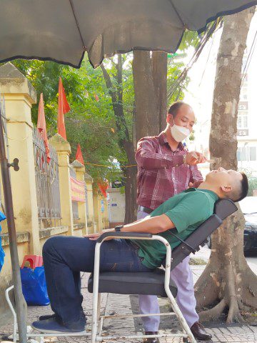 18 Hanoi Travel Experiences NOT TO BE MISSED - #1: A Hanoi Haircut Along The Streets