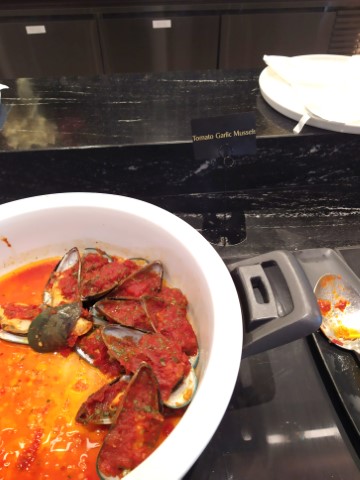 SilverKris Lounge Business Class Singapore - The Dining Hall - Tomato Garlic Mussels