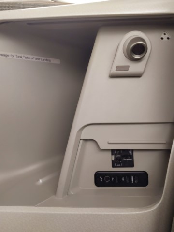 SQ Business Class Airbus A380-800 - Reading lights and power supplies