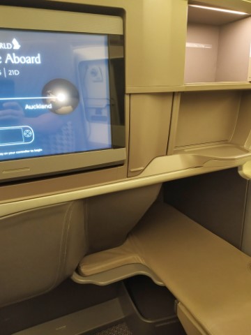 SQ Business Class Airbus A380-800 - Leg space when lying flat