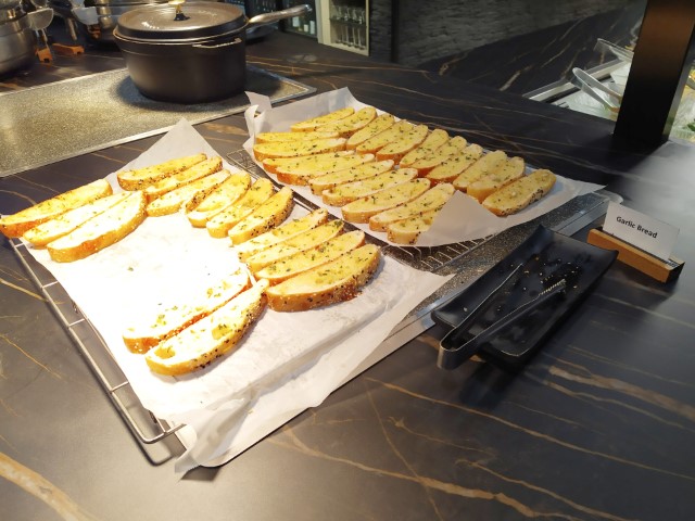 Strata Lounge Auckland Airport Food Options - Garlic Bread