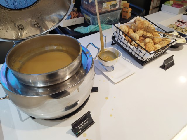 Air New Zealand Lounge Auckland Review - Soup and bread