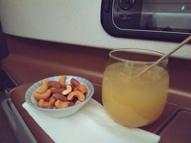 SQ Business Class flight from Auckland to Singapore - Nuts and Pineapple Daiquiri after take-off