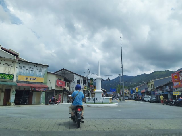 Entering the township of Balik Pulau